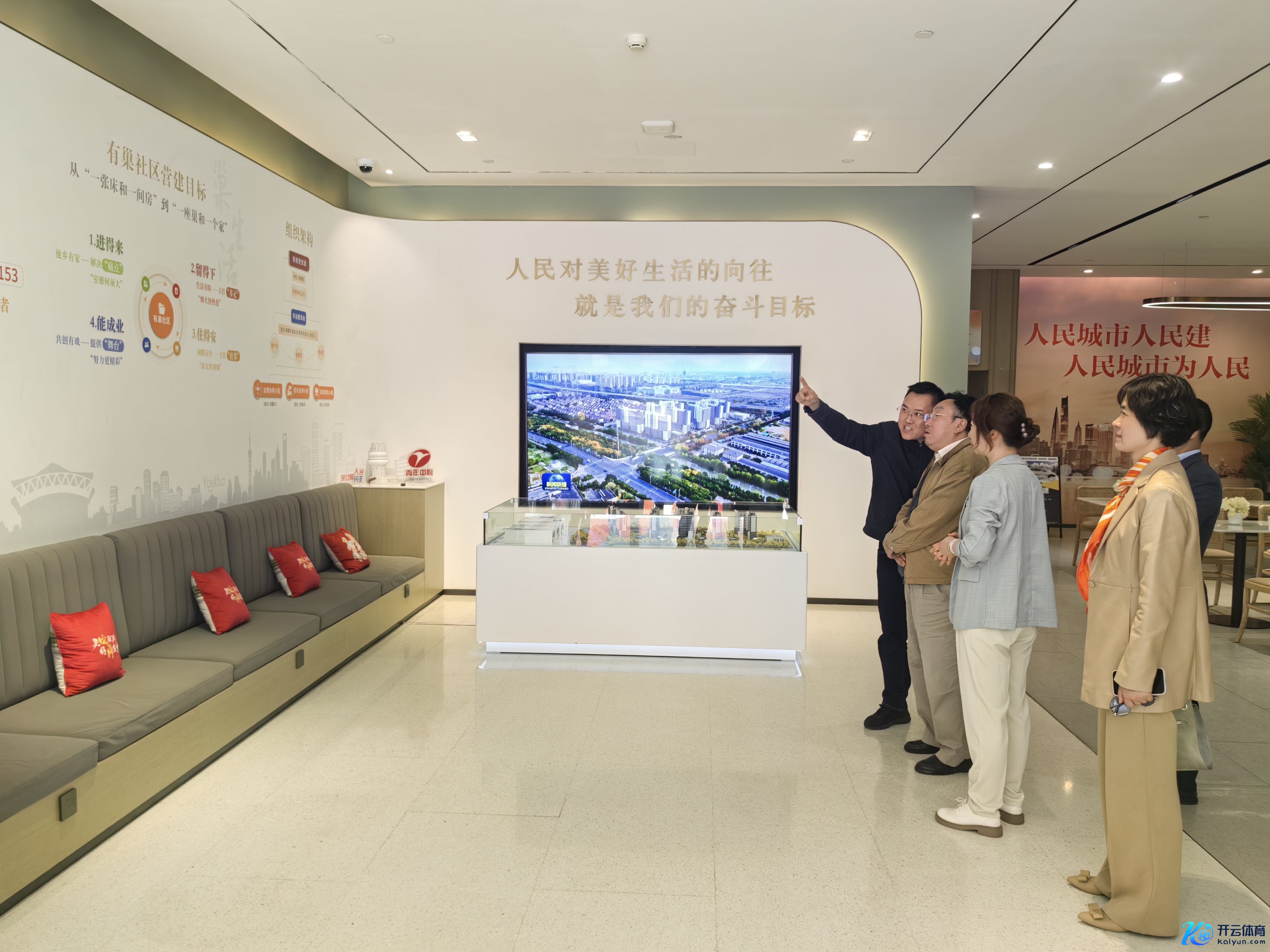 调研小组凝听李建军（左一）先容社区建立大致